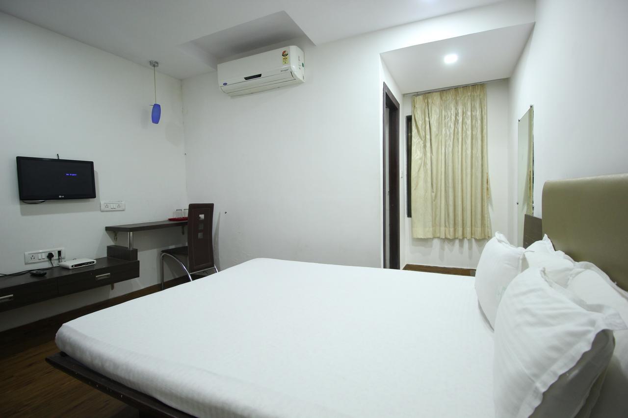 New Rajdhani Hotel Vadodara Zewnętrze zdjęcie