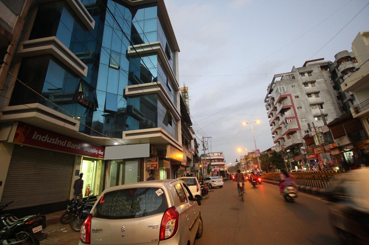New Rajdhani Hotel Vadodara Zewnętrze zdjęcie