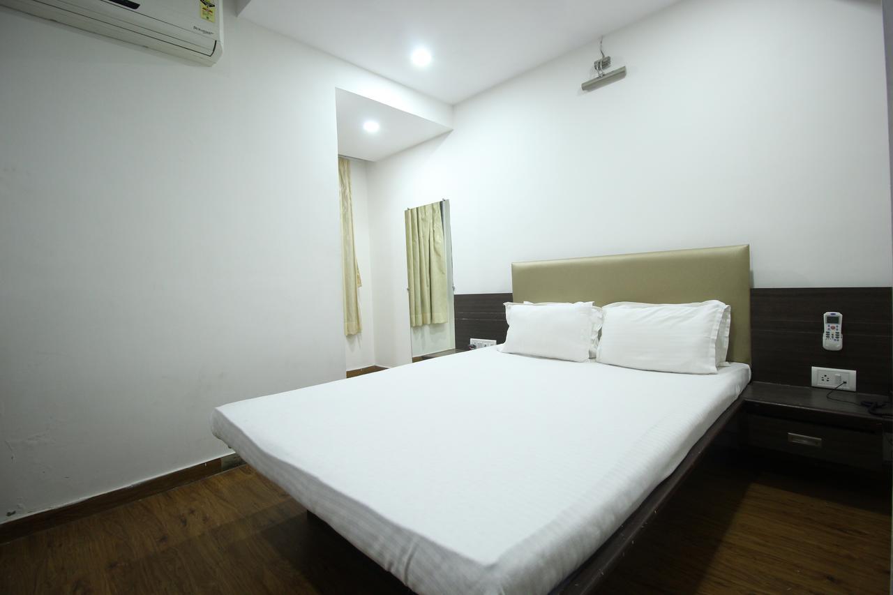 New Rajdhani Hotel Vadodara Zewnętrze zdjęcie