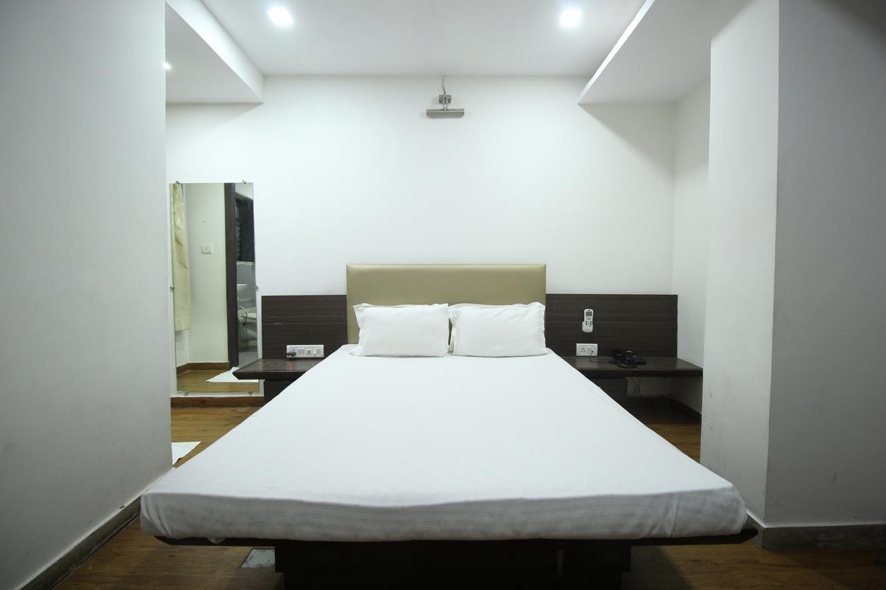 New Rajdhani Hotel Vadodara Zewnętrze zdjęcie