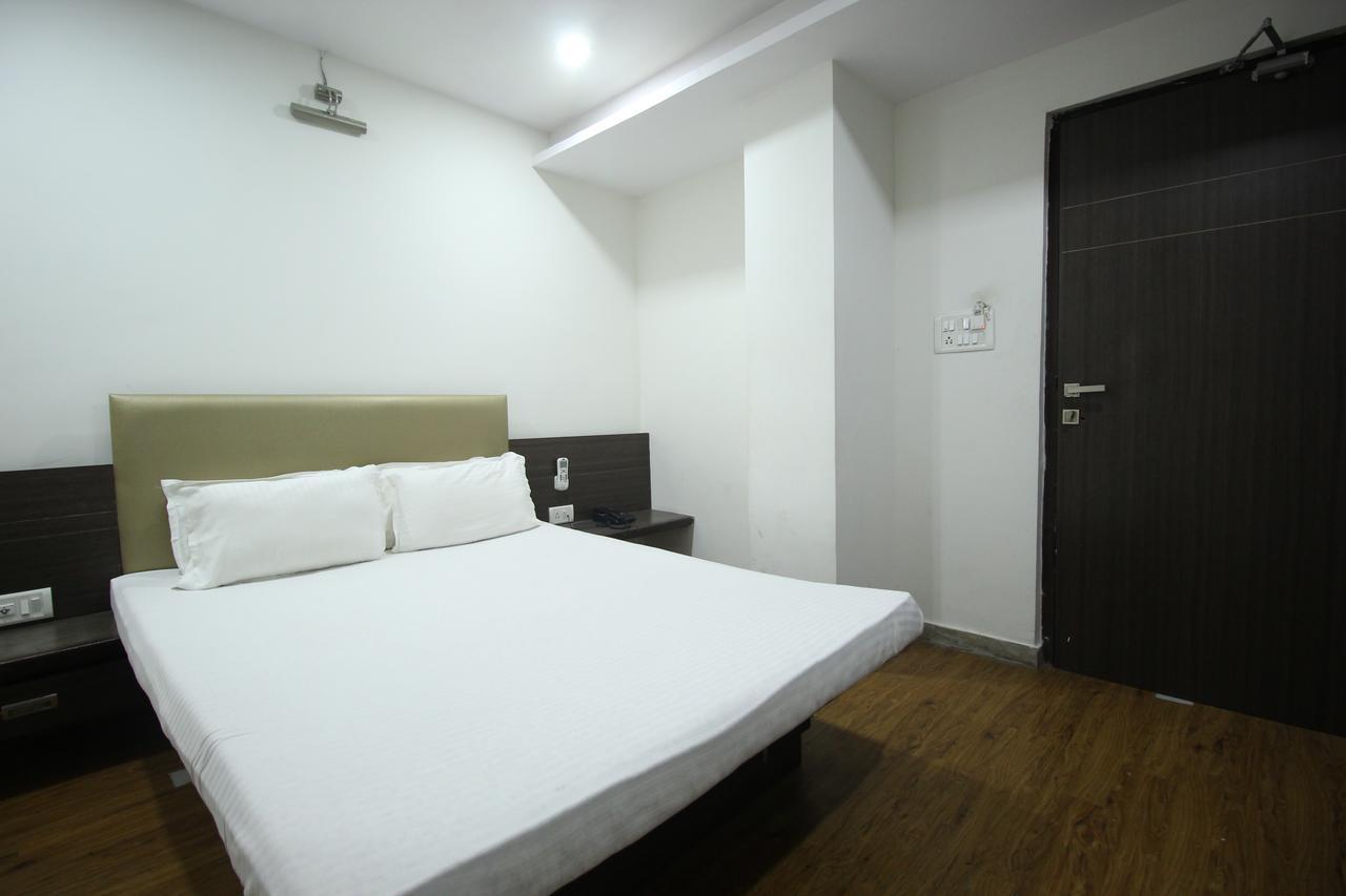 New Rajdhani Hotel Vadodara Zewnętrze zdjęcie